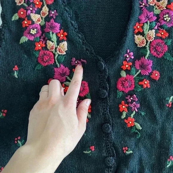 ERIKA Vtg‎ Cottagecore Floral Embroidered Beads Vest Button Black SmallP Spring - Picture 3 of 6